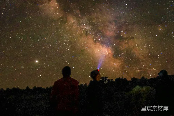 高清摄影 仰望星空的剪影