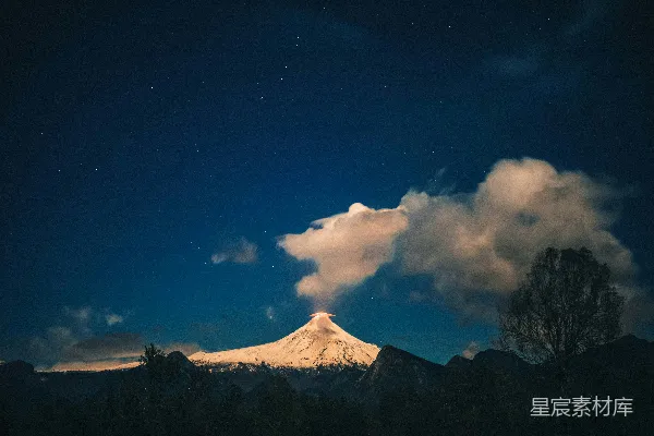 高清摄影 夜空下的火山与云海