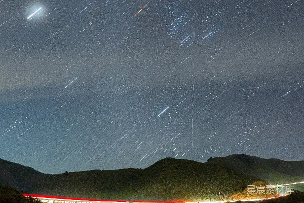 高清摄影 夜空下的桥梁与星轨