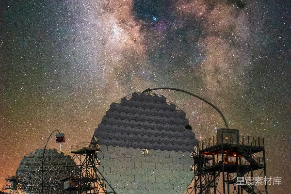 高清摄影 望远镜与银河的壮丽夜景