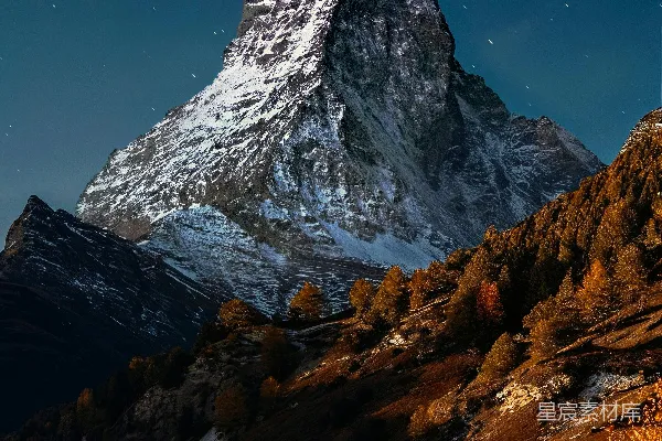 高清摄影 雪峰下的秋色