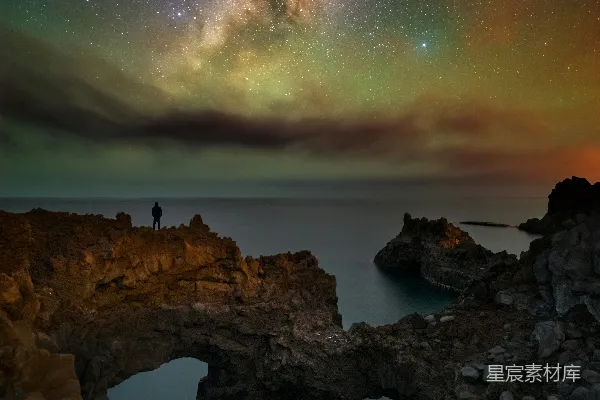 高清摄影 星辰大海下的海岸拱桥