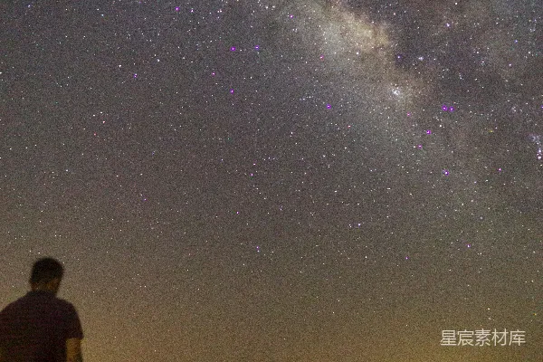 高清摄影 星河下的旅行者