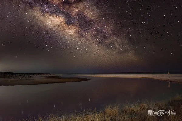 高清摄影 银河下的海滩夜晚