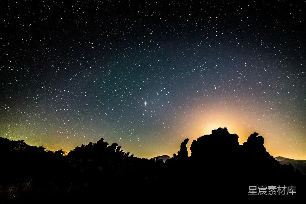 高清摄影 星河下的岩石剪影