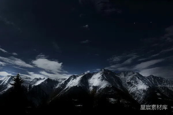 高清摄影 雪山夜景：星空下的壮丽山峰
