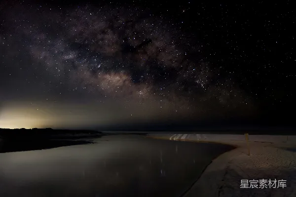 高清摄影 银河倒映的沙漠夜景