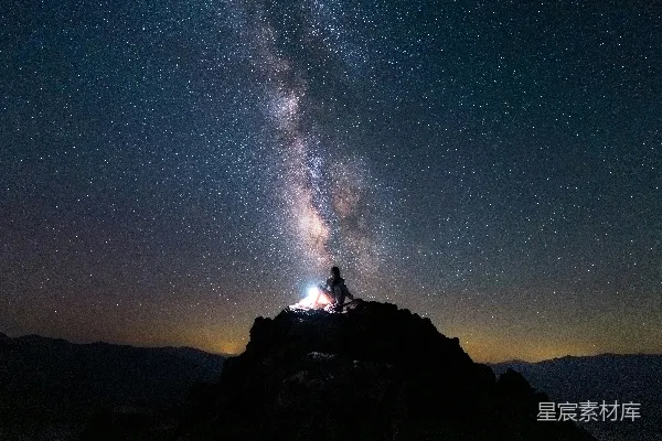 高清摄影 仰望星空：山巅上的宁静时刻