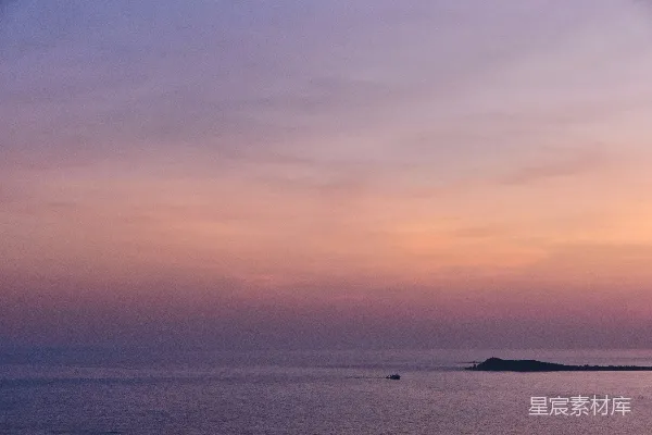 高清摄影 远处有一座小岛的水面之上是一道夕阳的余晖。