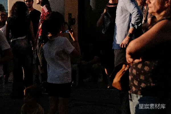 高清摄影 夕阳下的街头集会