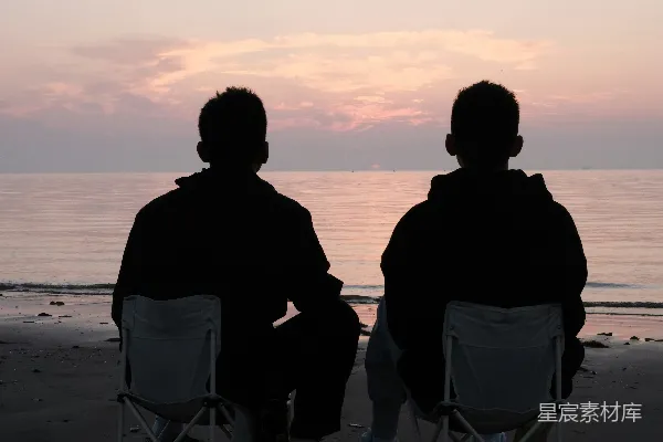 高清摄影 夕阳下的海滩剪影