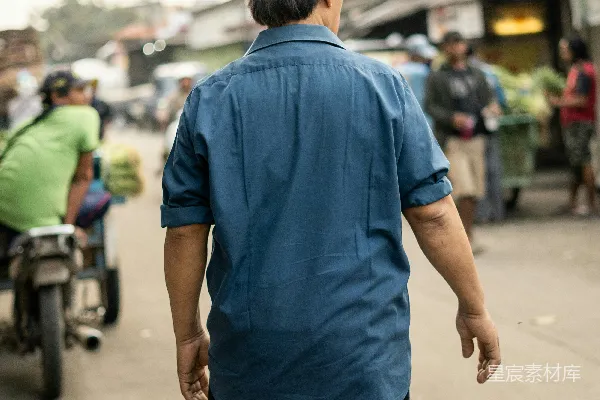 高清摄影 市场中的背影