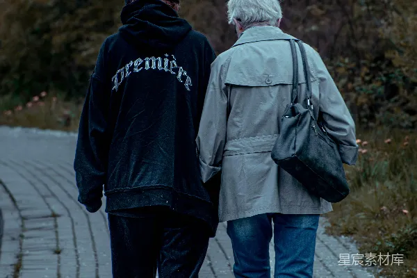 高清摄影 携手同行的背影
