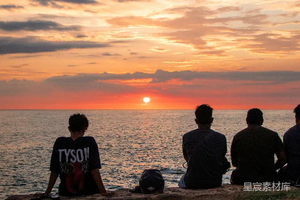高清摄影 日落时分的海边静谧时光