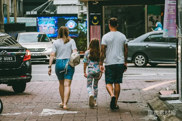高清摄影 城市街道上的家庭散步