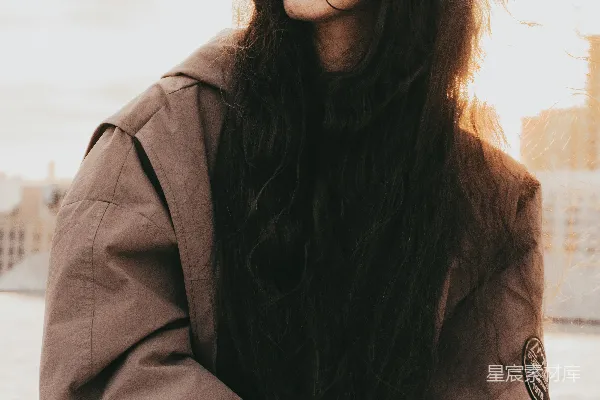 高清摄影 沉思的长发青年