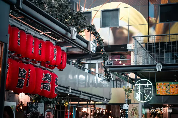 高清摄影 都市中的传统美食市场