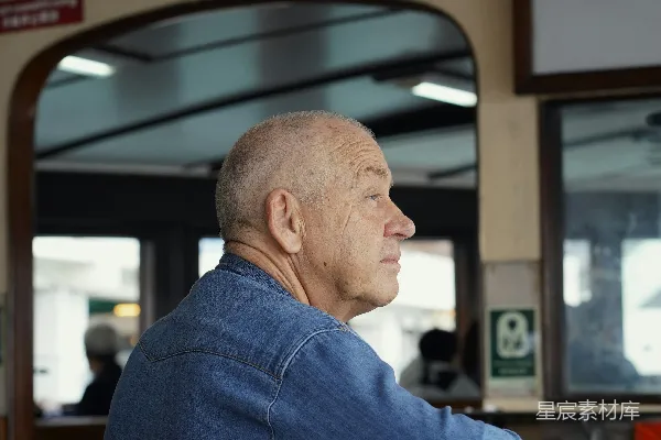 高清摄影 在公交车上的老年乘客