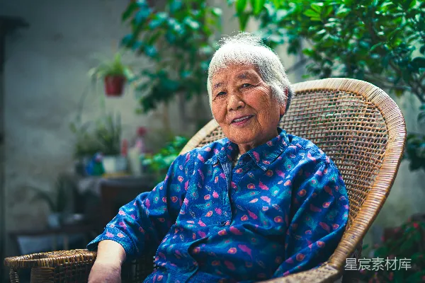 高清摄影 宁静午后，坐在藤椅上的奶奶