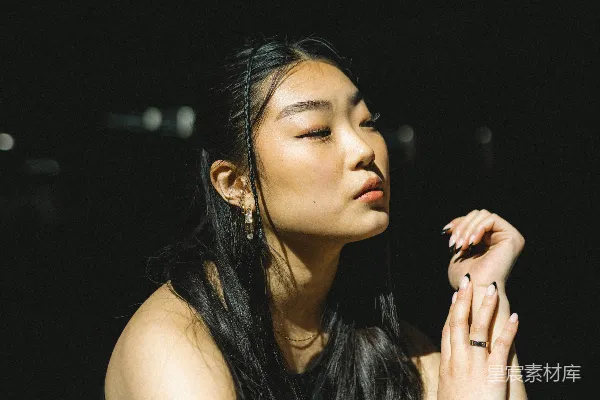 高清摄影 夜晚沉思的女性