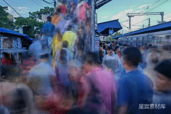 高清摄影 ```json {   title: 繁忙的车站人群},   keys: [人群, 车站, 动态模糊, 城市生活, 流动],   descs: 这张图片捕捉到了一个繁忙车站的场景，人群在车站内快速移动