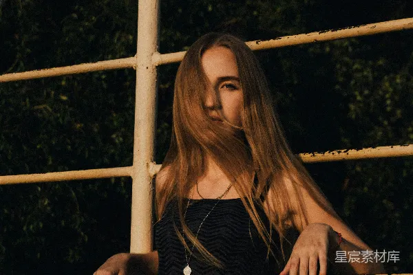 高清摄影 夕阳下的青春女孩