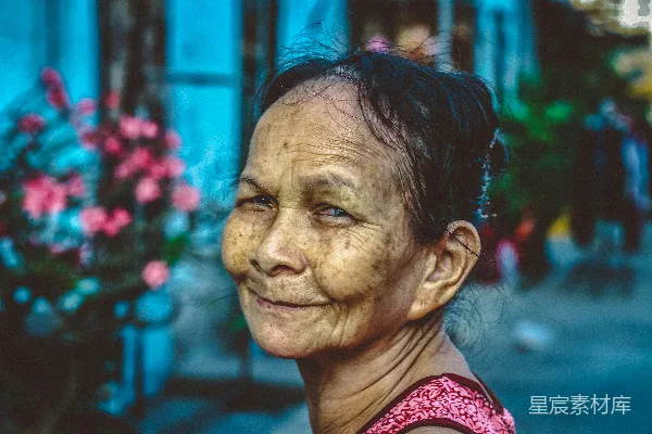 高清摄影 老妇人微笑的瞬间