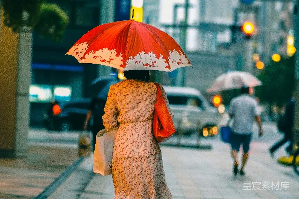 高清摄影 雨中漫步的背影