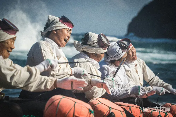 高清摄影 海上拉网的渔民