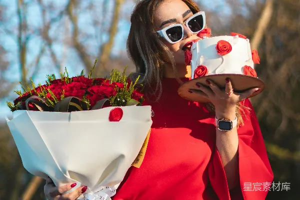 高清摄影 红衣女子手捧玫瑰花与蛋糕