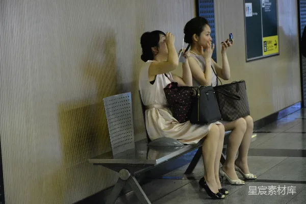 高清摄影 地铁站候车时的美容时光