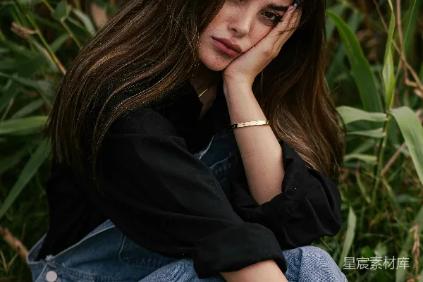 高清摄影 沉思的女孩