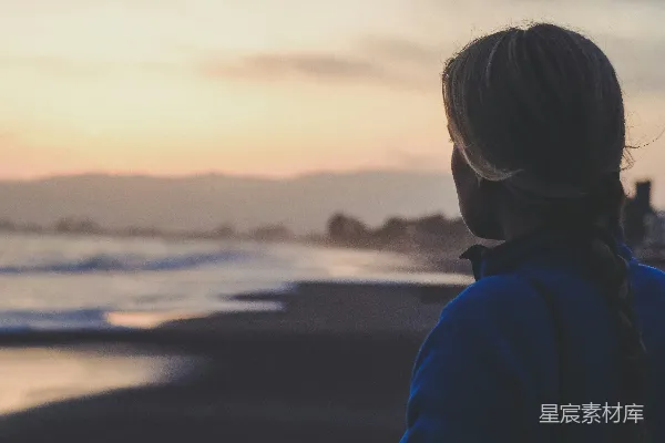 高清摄影 海边黄昏的背影