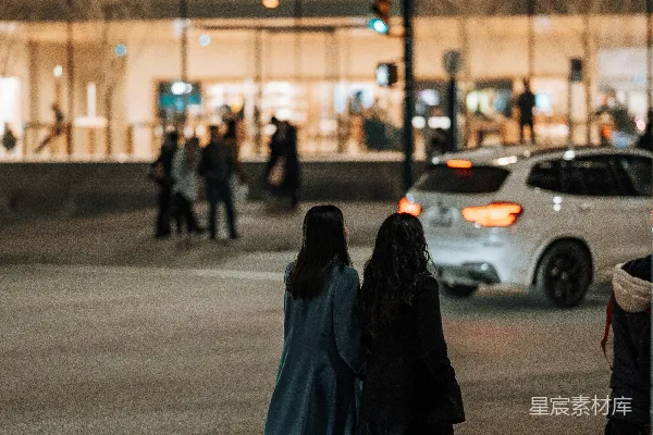 高清摄影 夜幕下的城市街景：牵手前行