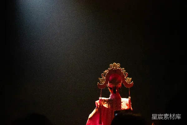 高清摄影 京剧舞台上的红衣女子