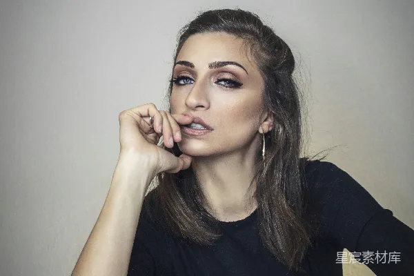 高清摄影 沉思的女性