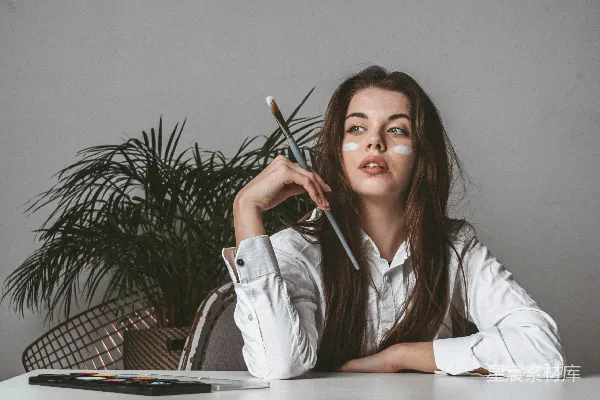高清摄影 艺术灵感：画室中的创意女性