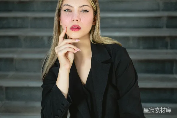 高清摄影 优雅女性坐在台阶上的肖像