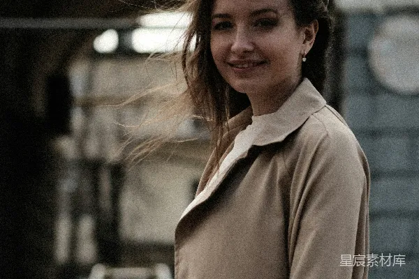 高清摄影 风中微笑的女性