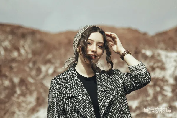 高清摄影 沙漠中的时尚女郎
