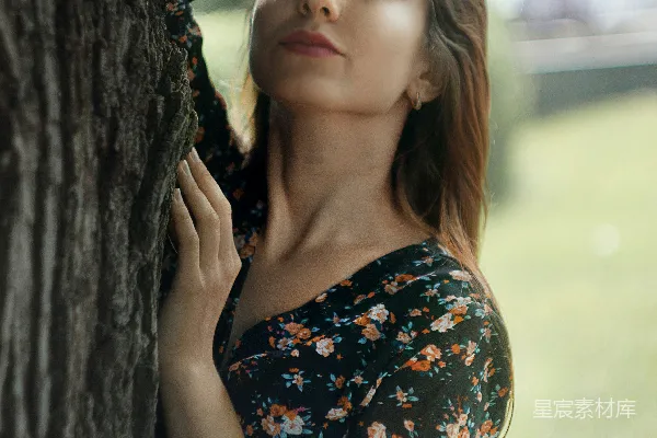 高清摄影 树下沉思的少女
