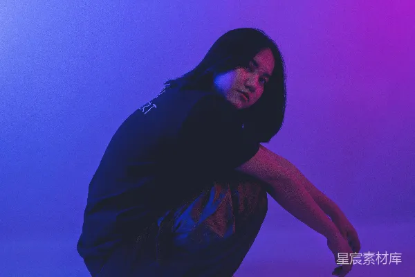 高清摄影 霓虹下的蹲姿女孩