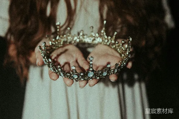 高清摄影 手捧皇冠的神秘女性