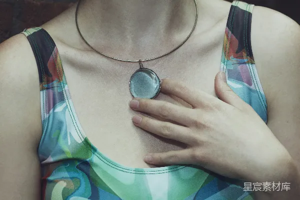 高清摄影 佩戴独特吊坠的女性