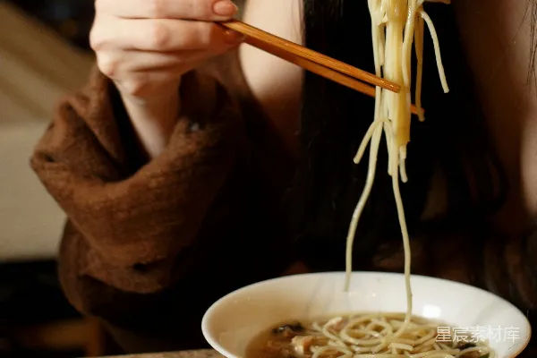 高清摄影 享受美味面条