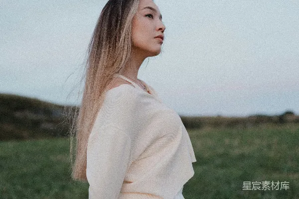 高清摄影 黄昏田野中的女子