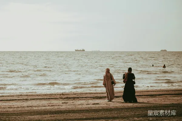 高清摄影 海边散步的女性