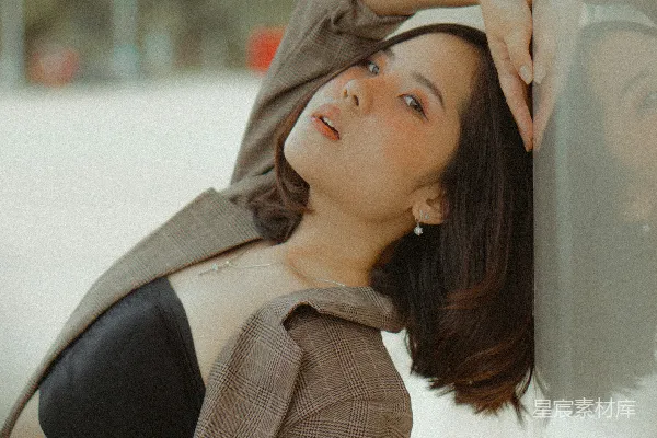 高清摄影 秋日温柔：格子外套下的优雅
