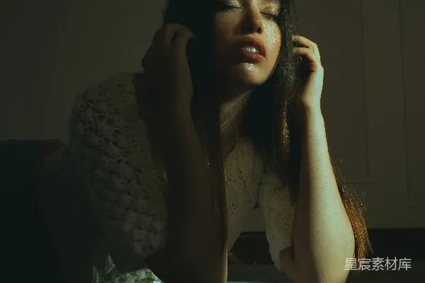 高清摄影 昏暗中的沉思