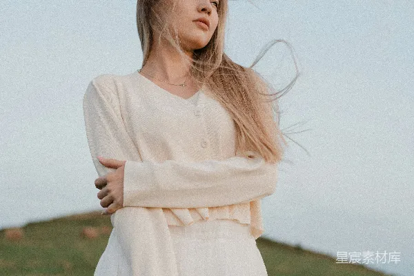 高清摄影 草地上的少女